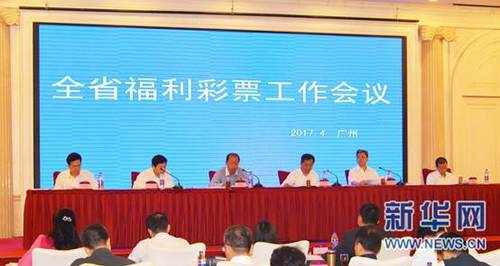 影片通过他们的故事，探讨了艺术的本质与价值，引发观众对自我与梦想的深思。