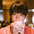 他只说了一句：“带点家乡的土回来吧。