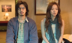 格伦·克洛斯、莎拉·保罗森、泰亚娜·泰勒、金·卡戴珊、妮.郑佩佩儿子发文悼念母亲:她的精神仍在时刻指引我_华语_ 消息 首页 新闻 视频 大片 影库 CCTV6 VIP影院 搜索 电影 星闻 独家 更多 专题 图片 视频 滚动 首页 新闻 大片 影库 CCTV6 VIP影院 客户端 电影网>新闻>明星资讯 郑佩佩儿子发文悼念母亲:她的精神仍在时刻指引我 时间：2024.07.22 ： 作者：迪莫 ： 共8张 7月22日，郑佩佩的儿子原和玉在IG晒出一组和家人的照片，发文悼念母亲郑佩佩：“她不只是电影明星，她是我们的母亲，是生命里的星星，她不只是表演，她教我们如何做人。